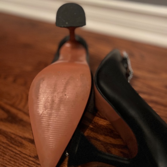 Black high heals with brooch embellishment - Picture 5 of 6